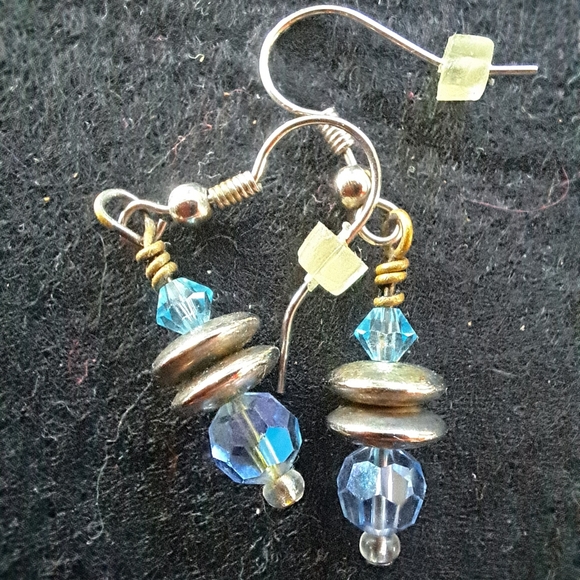 Assortment of earrings - Picture 8 of 11